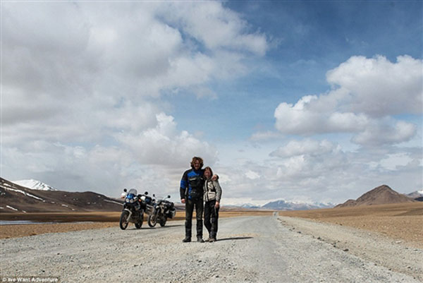 Cặp đôi phượt qua 16 nước trong 3 tháng bằng xe máy