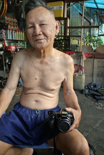 Lão phượt thủ dị nhất Việt Nam
