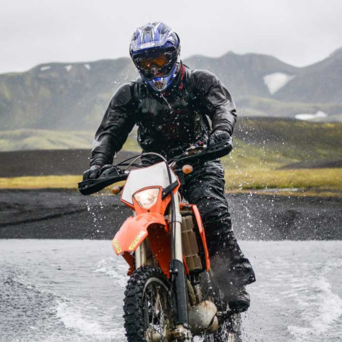 Tại sao nên dùng áo mưa bộ khi đi phượt, đi xe mô tô