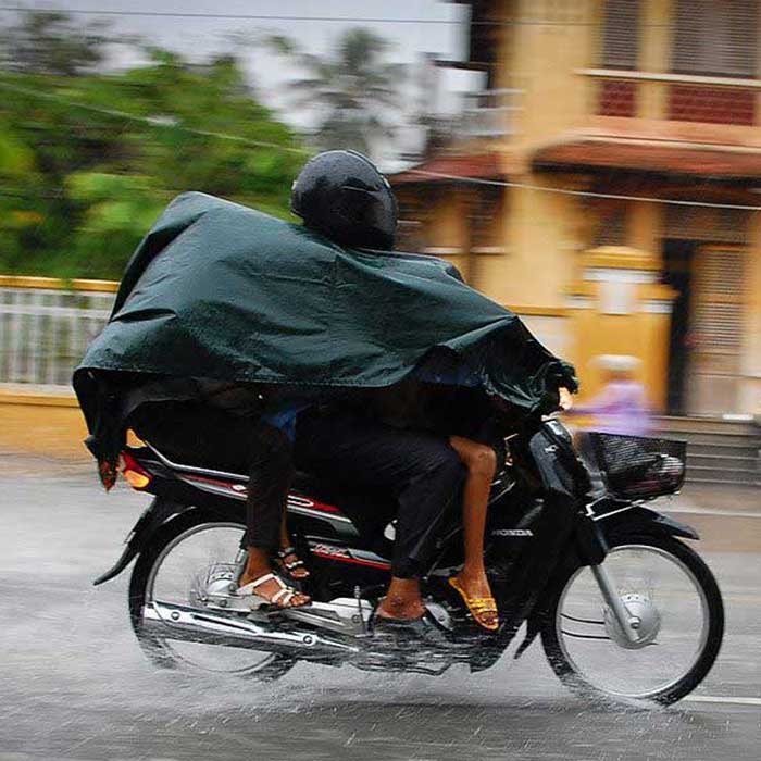Tại sao nên dùng áo mưa bộ khi đi phượt, đi xe mô tô