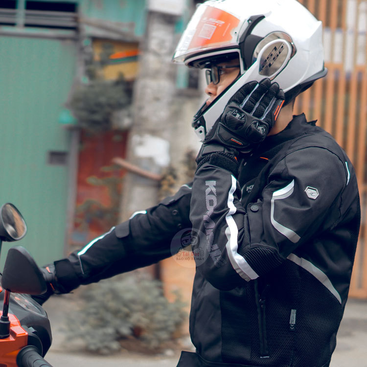 Tại sao anh em biker thích mặc áo giáp Komine khi đi moto?
